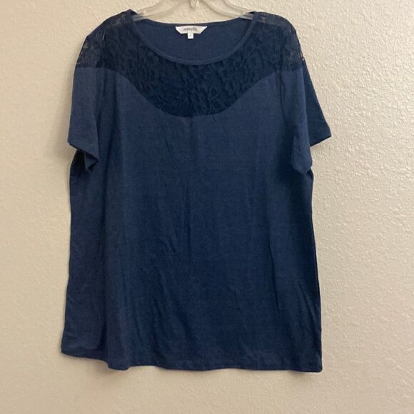 👕💙A amaryllis navy short sleeve top!! The top of the top is lace!!! - Picture 2 of 4